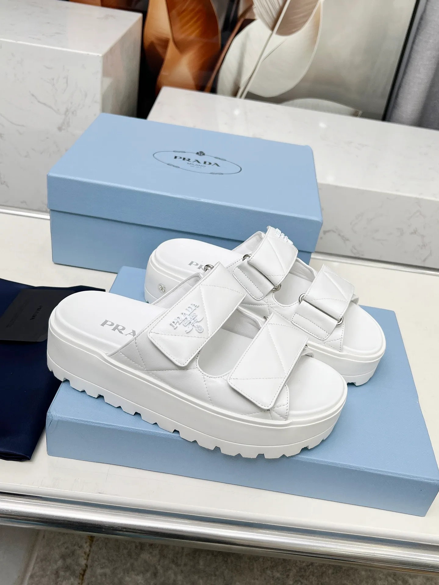 💕💕Factory direct selling price p500💕💕 🌸Prada 2025 spring and summer new slippers💫Velcro sandals The latest catwalk style, classic upgrades, comfort and fashionability coexist. Each color combination looks good, and the design matches different style needs ✅Upper: original customized cowhide ✅Inner: original customized sheepskin lining, cowhide feet ✅Outsole: original molded anti-slip outsole ✅Number of codes: 35-40 (41 customized, non-refundable and non-exchangeable)